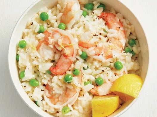 Foto de risotto de camarones en una olla de cocción lenta