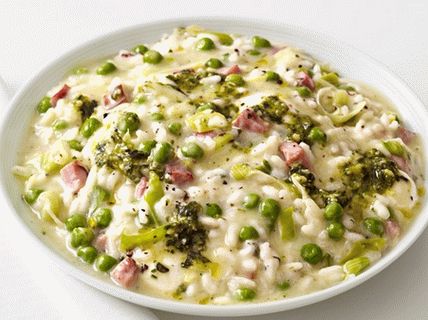 Foto de risotto con guisantes verdes y pesto