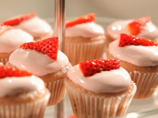 Foto de pastelitos rosados ​​con fresas