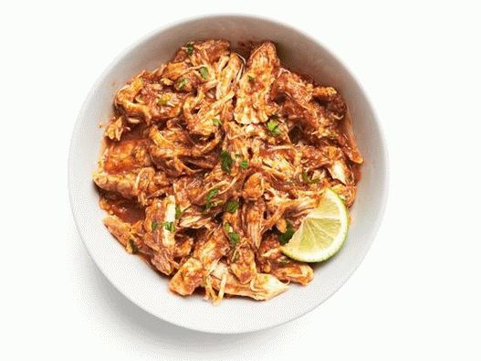 Foto pollo desigual en una olla de cocción lenta