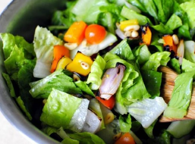 Ensalada de jardín con maní