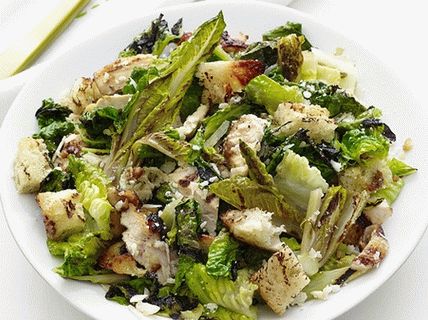 Foto pollo a la parrilla, focaccia y lechuga romana con aderezo César