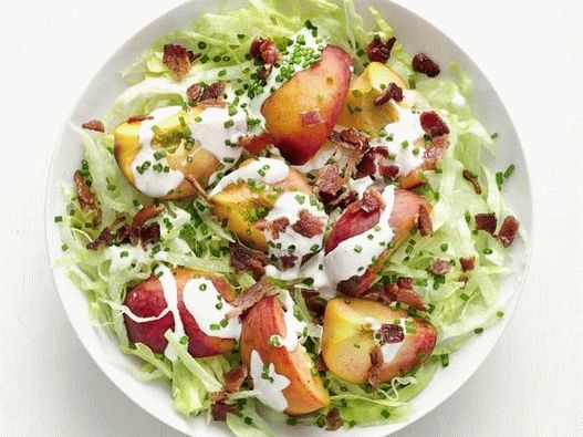 Foto ensalada de iceberg con duraznos