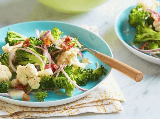 Foto de ensalada de brócoli y coliflor