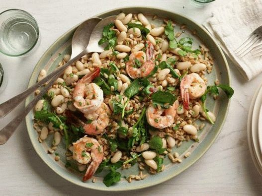 Foto de ensalada de trigo integral con camarones