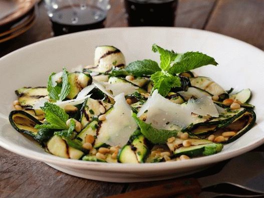 Foto Ensalada de calabacín a la plancha con salsa de vinagreta con limón y hierbas, queso y piñones