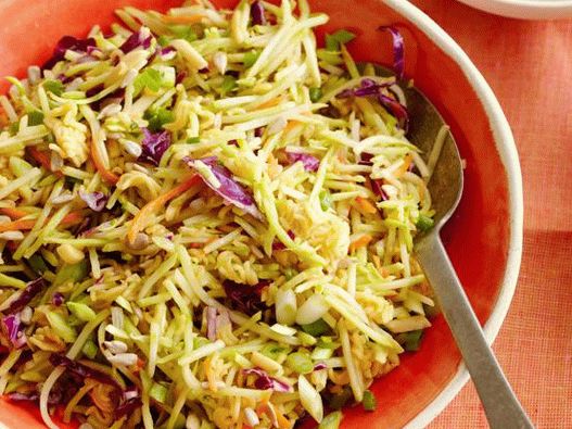 Foto Brócoli y ensalada de col de fideos