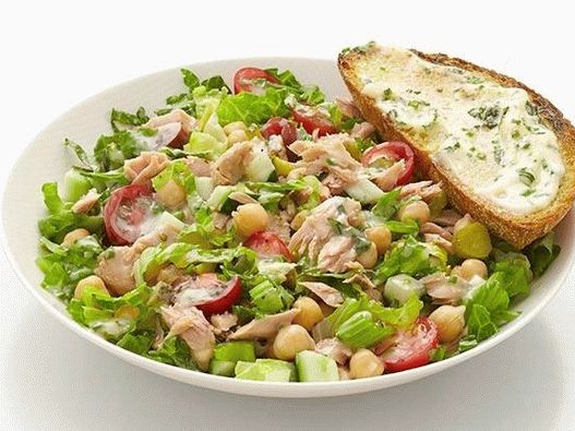Foto de ensalada de atún en lata y tostadas de hierbas