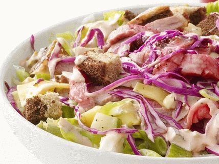 Foto Ensalada de col roja con ternera