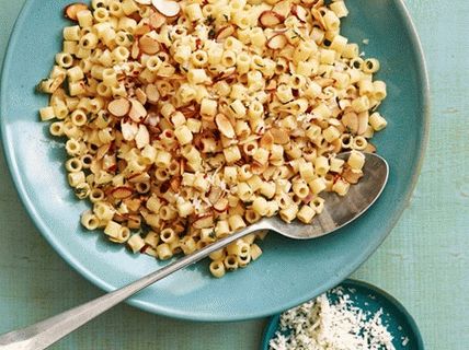 Ensalada de macarrones con almendras tostadas