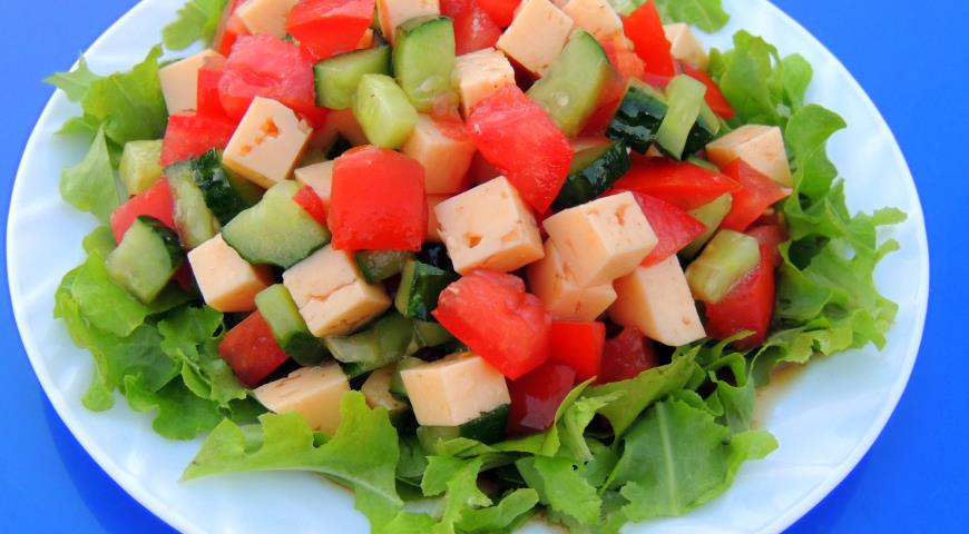 Ensalada de vegetales con queso