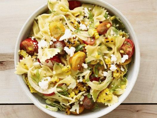 Foto Ensalada de pasta farfalle, maíz y tomate