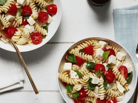 Foto Fusilli ensalada de pasta con tomate y mozzarella fresca