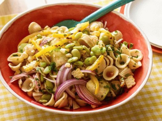 Foto de ensalada de pasta orecchiette con verduras, maíz y frijoles