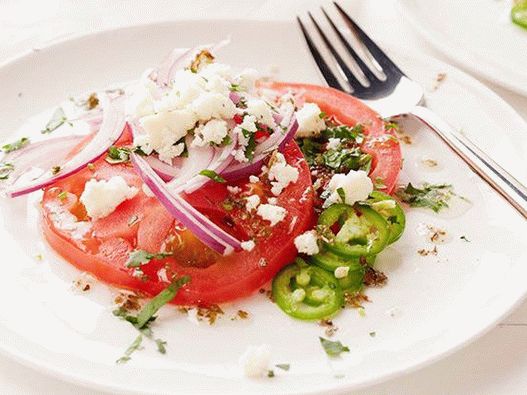 Foto de ensalada de tomate, queso, cilantro y chile