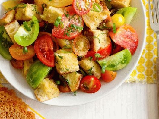 Foto de ensalada de tomate con patatas fritas de queso
