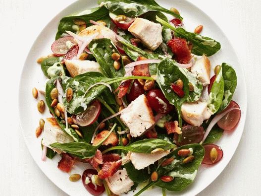 Ensalada de espinacas y tocino con pollo