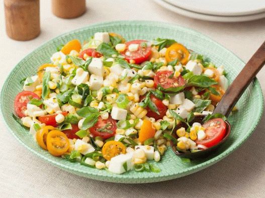 Foto de ensalada de maíz cruda con tomate