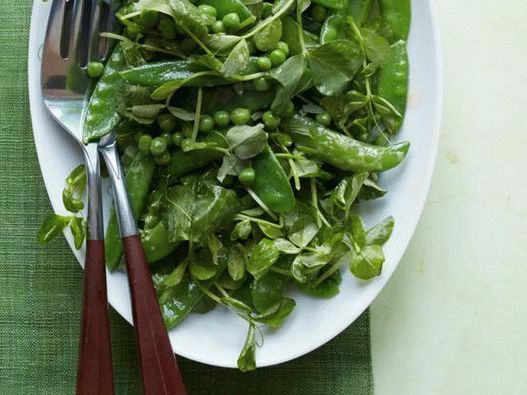 Foto ensalada de guisantes de nieve con aderezo de alcaparra