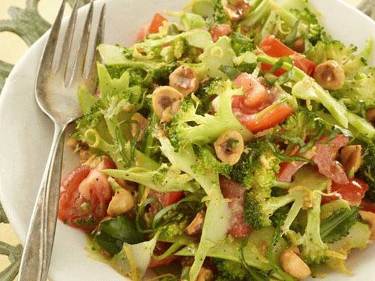 Foto Ensalada de brócoli fresco con tomates