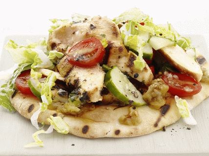 Ensalada de fotos en una tortilla con pechuga de pollo frita