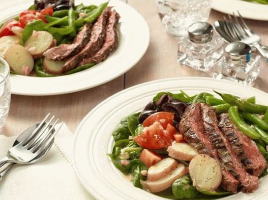Foto de ensalada Nicoise con bistec a la parrilla