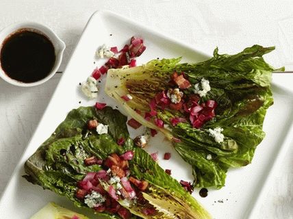 Foto Ensalada de lechuga romana al horno con queso azul y tocino
