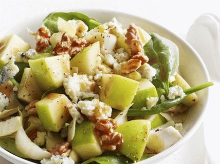 Ensalada de fotos con queso azul, nueces y manzanas