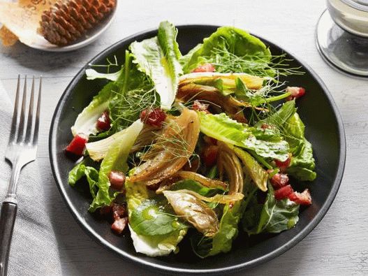 Ensalada de fotos con hinojo caramelizado y tocino para dos