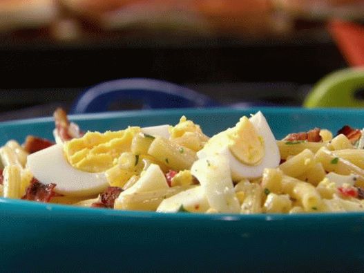 Ensalada de fotos con pasta, tocino y huevos