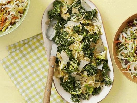 Ensalada de fotos con arcos de pasta, coles de Bruselas y aderezo César