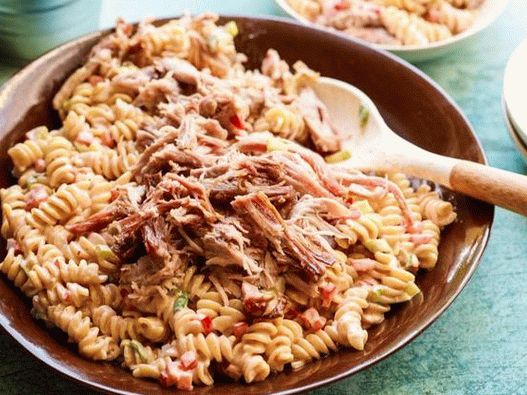 Ensalada de fotos con pasta y carne de cerdo desigual en un aderezo para barbacoa