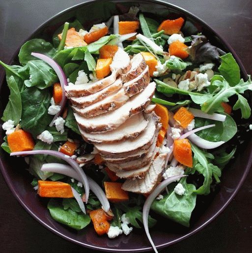 Ensalada de fotos con pollo picante en vietnamita