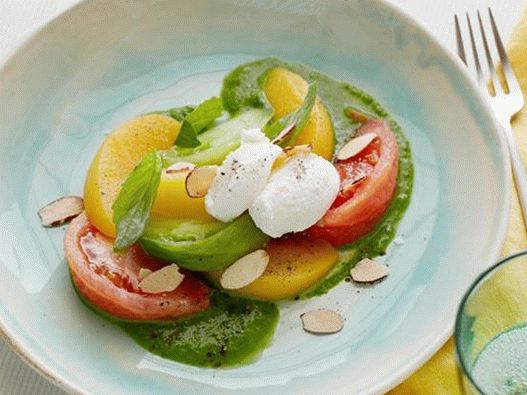 Ensalada de fotos con tomates, duraznos y ricotta