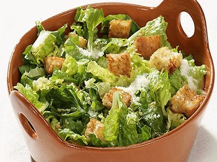 Ensalada de fotos con romen, picatostes y parmesano