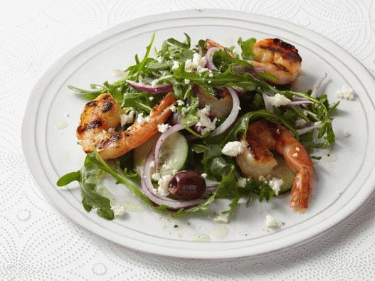 Ensalada de fotos con queso feta y camarones a la parrilla