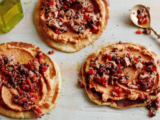 Foto ensalada de atún en una tortilla