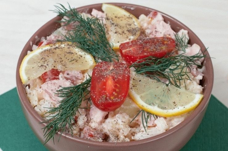 Ensalada abundante con salchichas