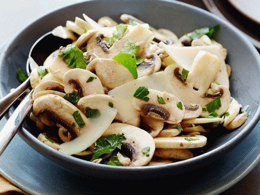 Ensalada de fotos con champiñones frescos y perejil