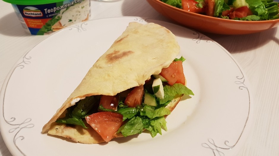 Ensalada en pan de pita casero