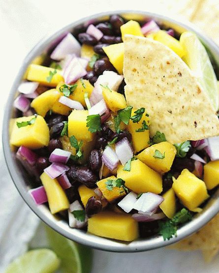 Foto de salsa de frijoles negros y mango