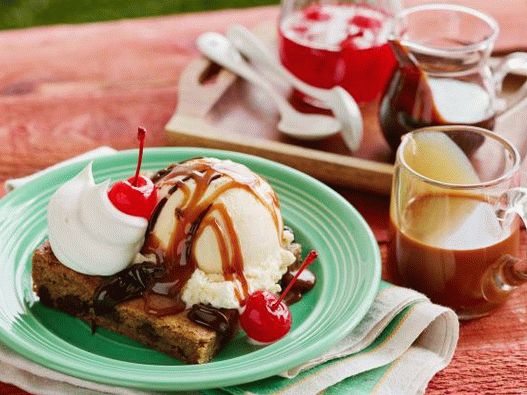 Foto del domingo con galletas americanas, helado, chocolate y caramelo