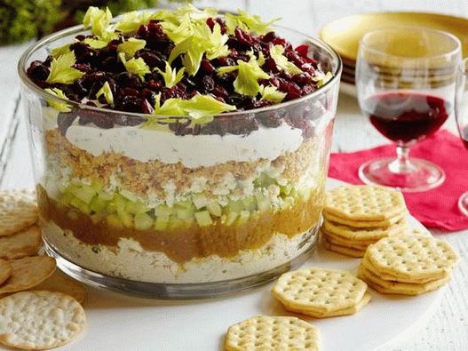 Foto de una salsa de cobb de siete capas con arándanos