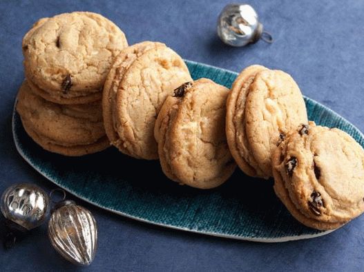 Foto Sandwich de galletas con cerezas, chocolate blanco y capa de almendras