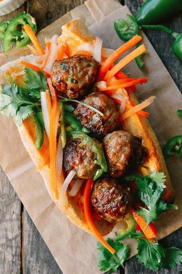 Foto Sandwich con albóndigas y zanahorias en escabeche