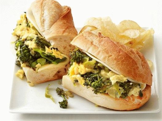 Foto Sandwich con brócoli y huevos revueltos