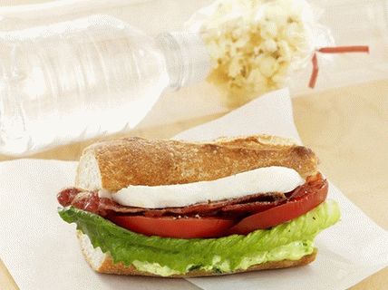 Foto Sandwich con mozzarella, tomate, lechuga romana y pesto