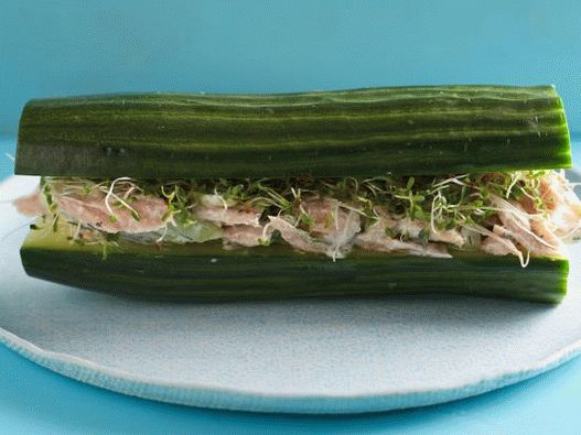 Foto Sandwiches sin pan de pepino con atún