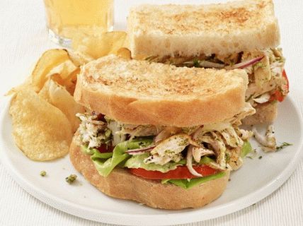 Foto Sandwiches con pollo a la parrilla y pesto