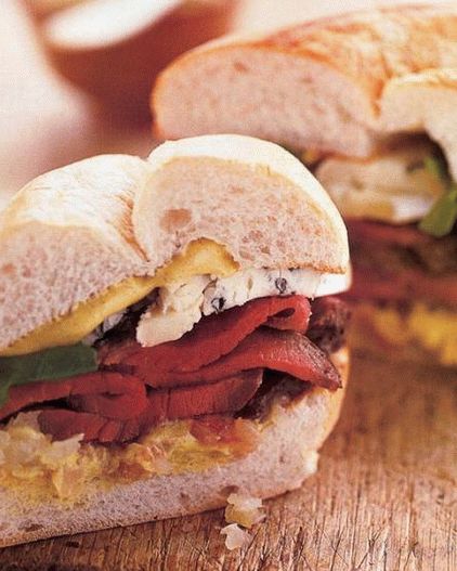 Foto Sandwiches con bistec, queso azul y chalotes al horno